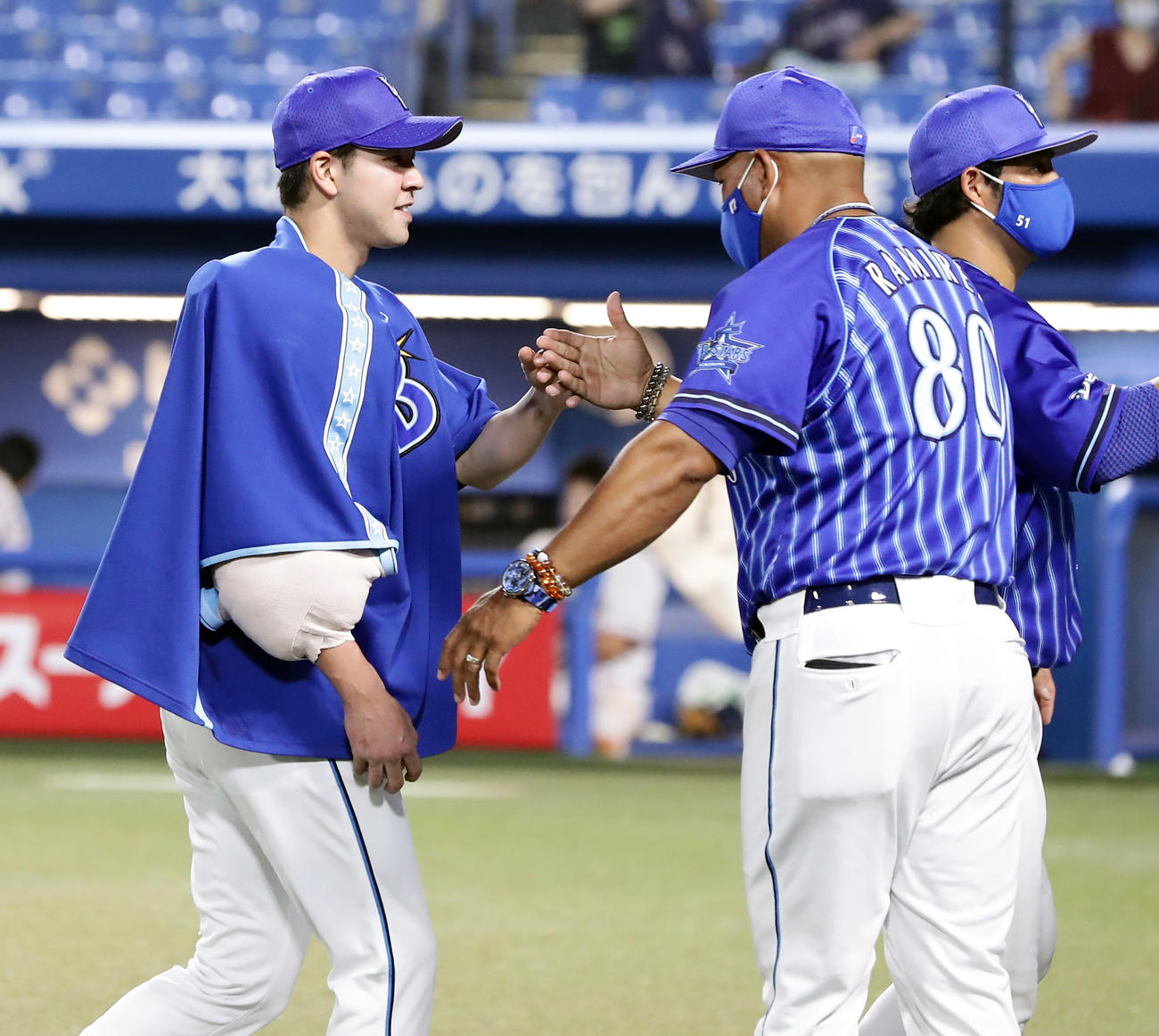 ヤクルト対DeNA　3勝目を挙げた平良（左）はラミレス監督とハイタッチ（撮影・浅見桂子）