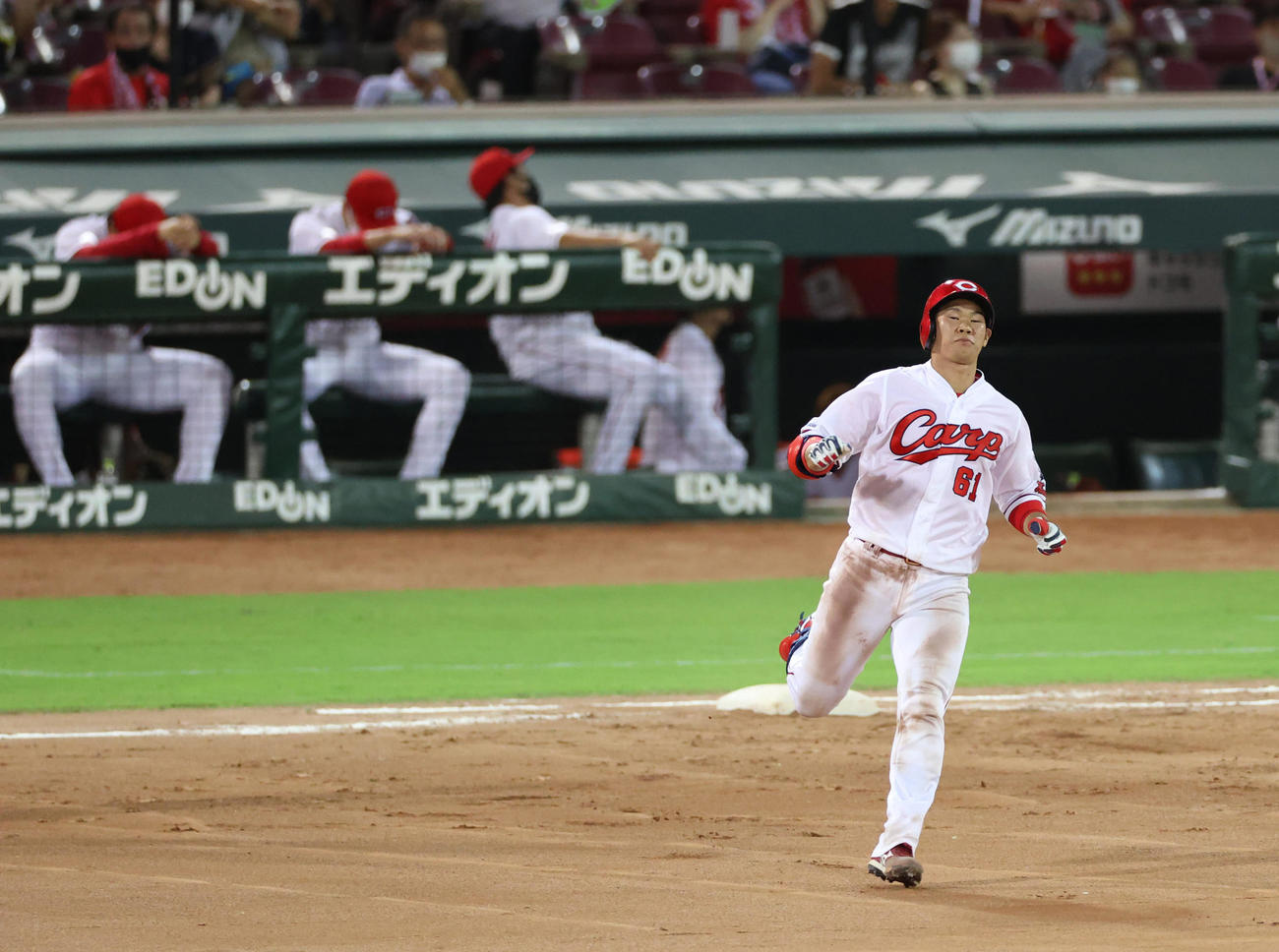 中飛に倒れがっくりする坂倉将吾（撮影・清水貴仁）