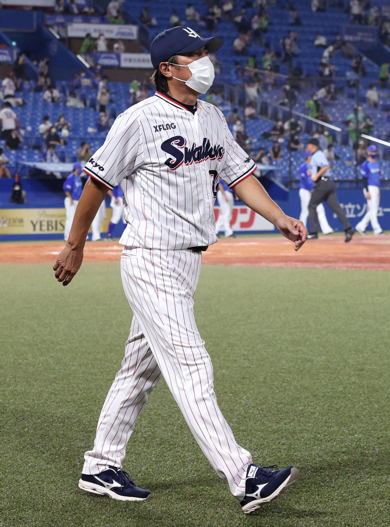 ヤクルト対DeNA　試合後、引き揚げる高津監督（撮影・狩俣裕三）