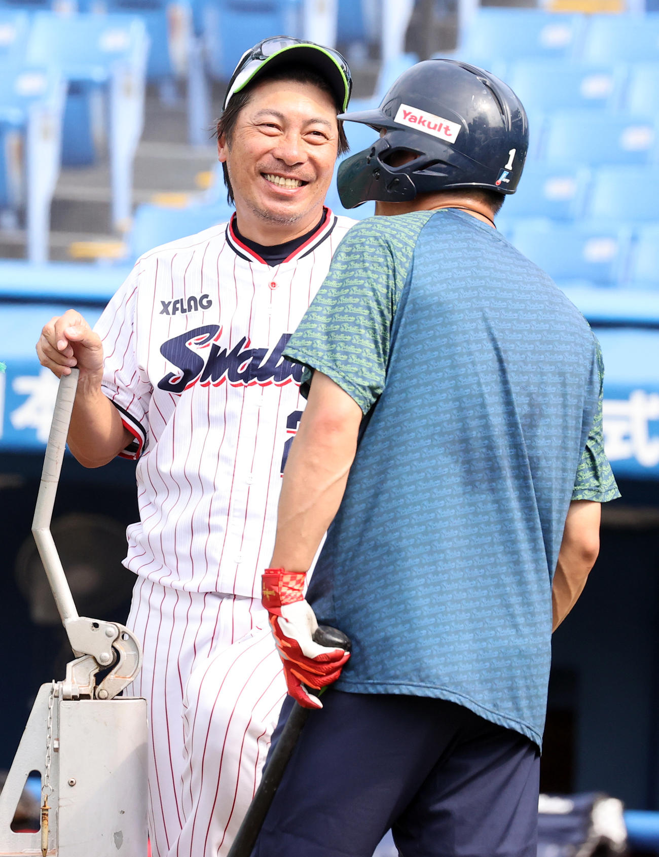 ヤクルト対DeNA　試合前、フリー打撃を待つ山田哲（手前）と談笑する高津監督（撮影・浅見桂子）