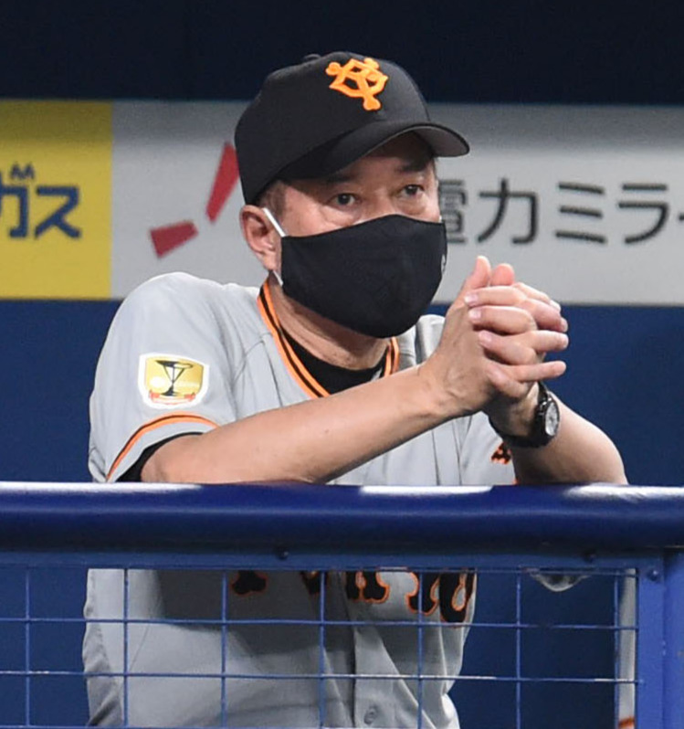 ベンチから戦況を見つめる原監督（撮影・森本幸一）