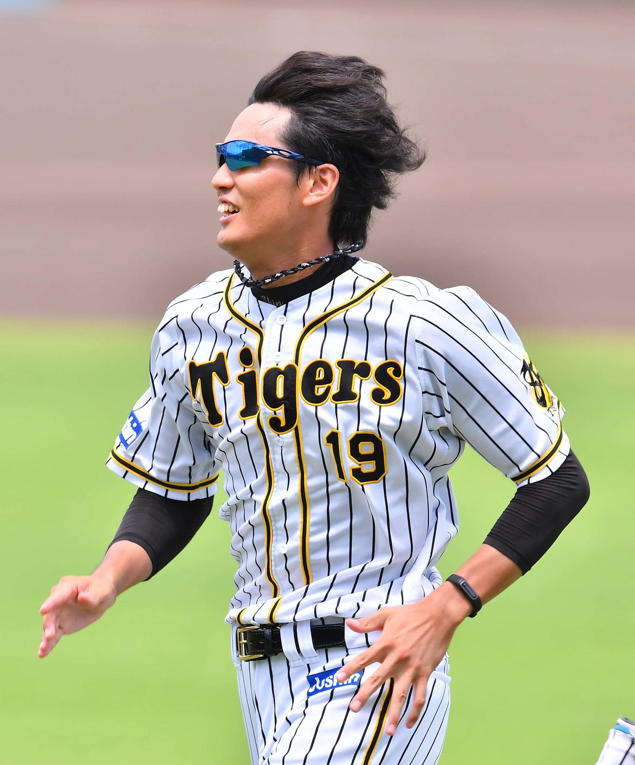 ランニングをして汗を流す藤浪（撮影・上田博志）