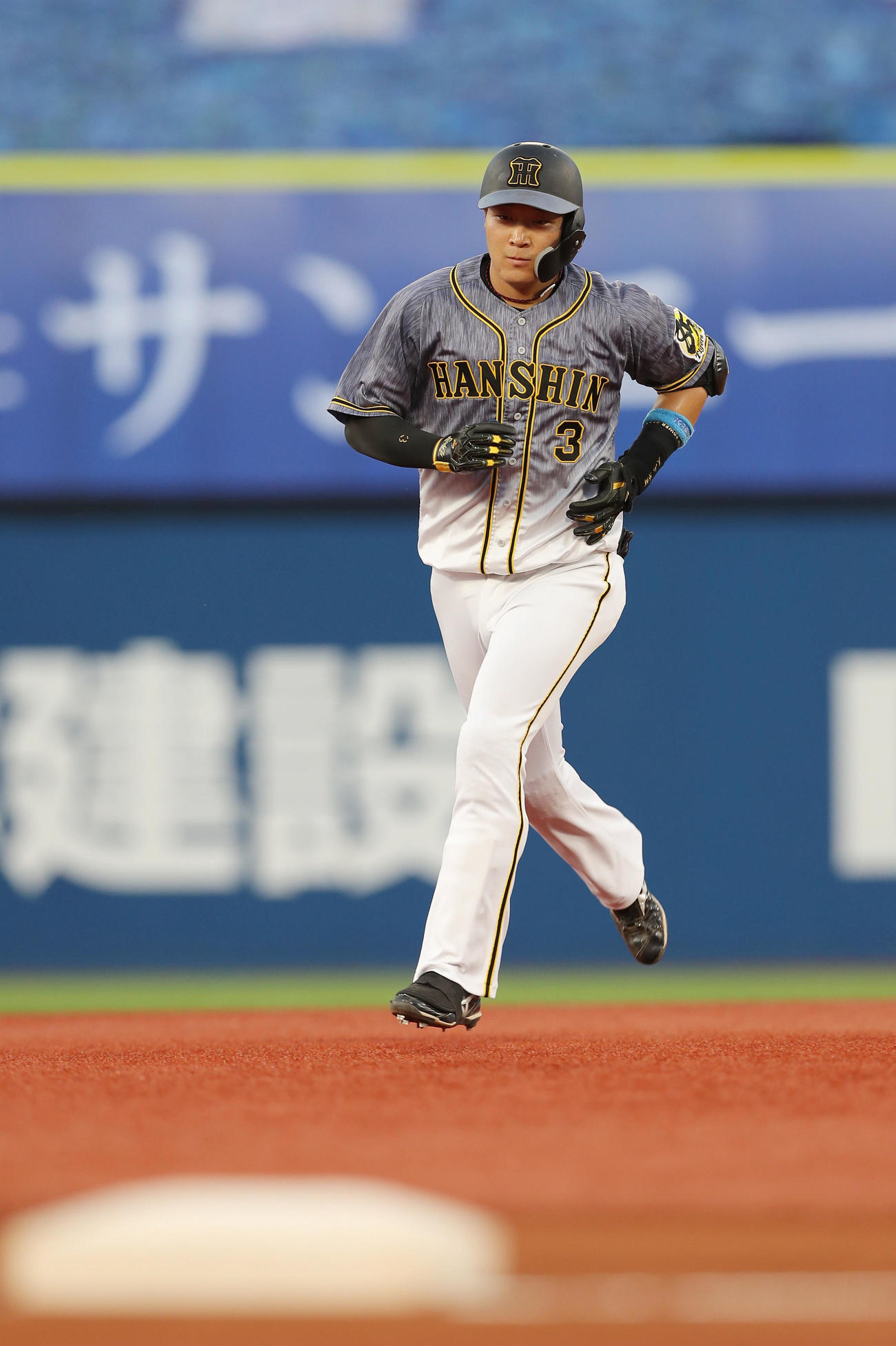 DeNA対阪神　2回表阪神無死、右越えに先制本塁打を放った大山悠輔（撮影・前田充）