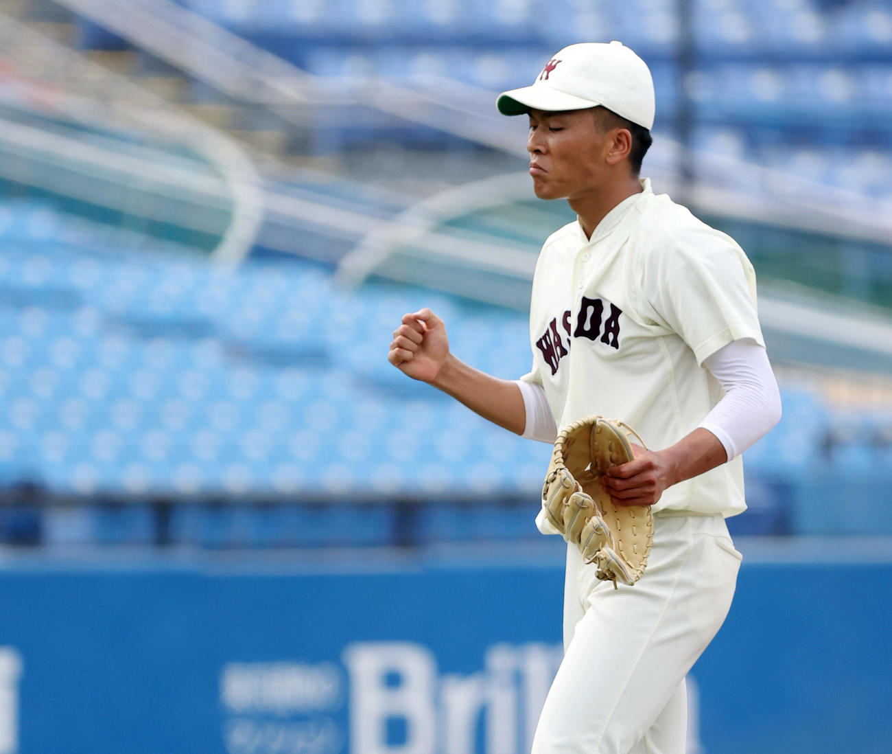 明大対早大　9回を投げ抜き完投勝利の早大・早川は静かにガッツポーズする（撮影・垰建太）