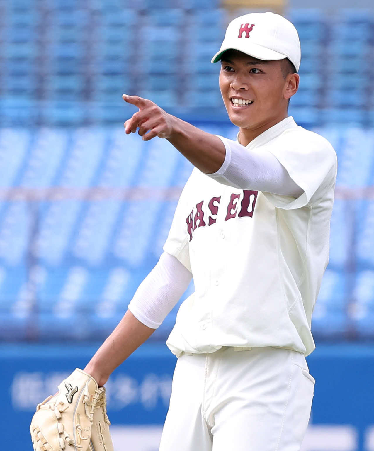 明大対早大　1回表明大無死、村松を二ゴロに仕留め笑顔の早大・早川（撮影・垰建太）