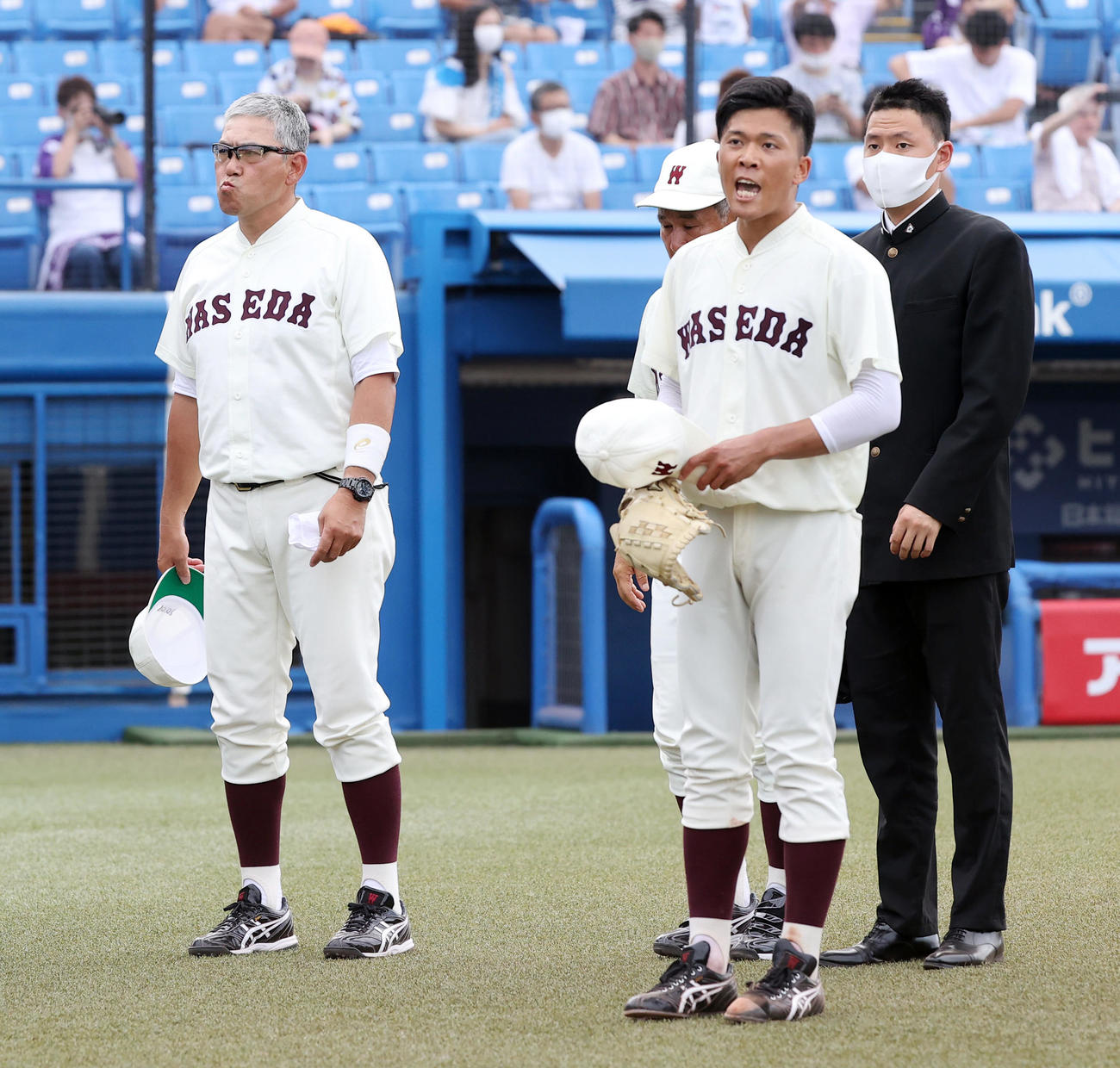 明大対早大　明大に勝利しスタンドにあいさつする早大・小宮山監督（左）。手前は早川（撮影・垰建太）