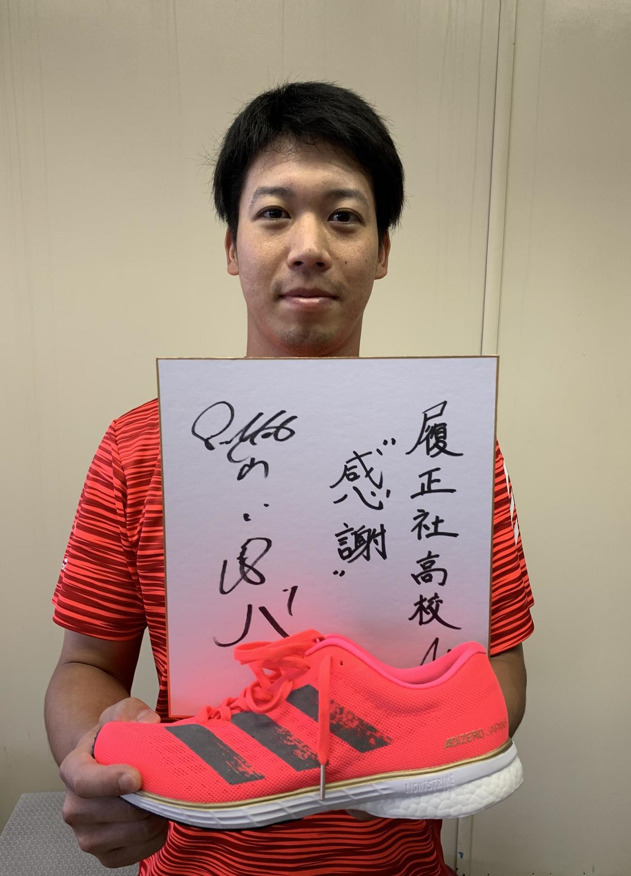母校履正社の選手へアディダスのランニングシューズを贈ったヤクルト山田哲
