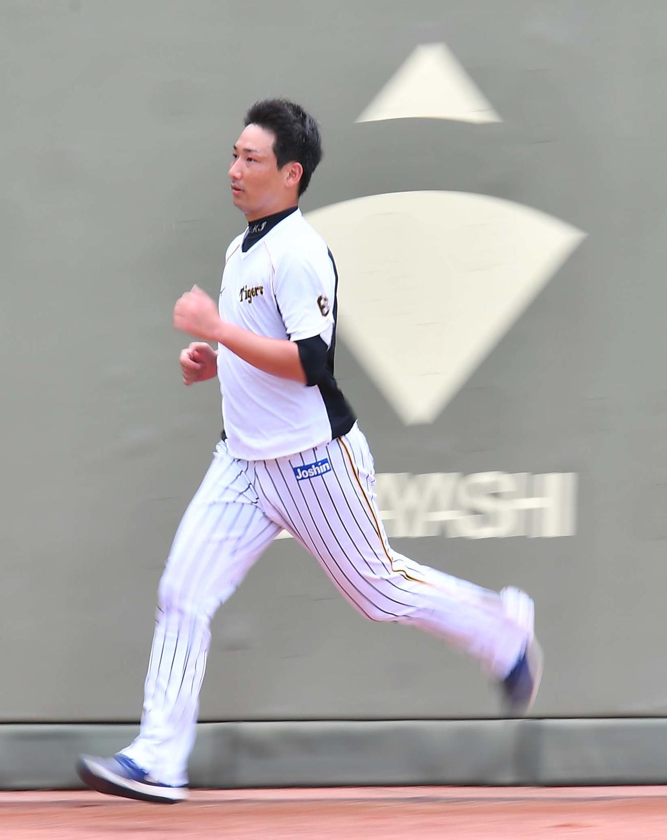 ランニングをして汗を流す阪神岩崎（撮影・上田博志）
