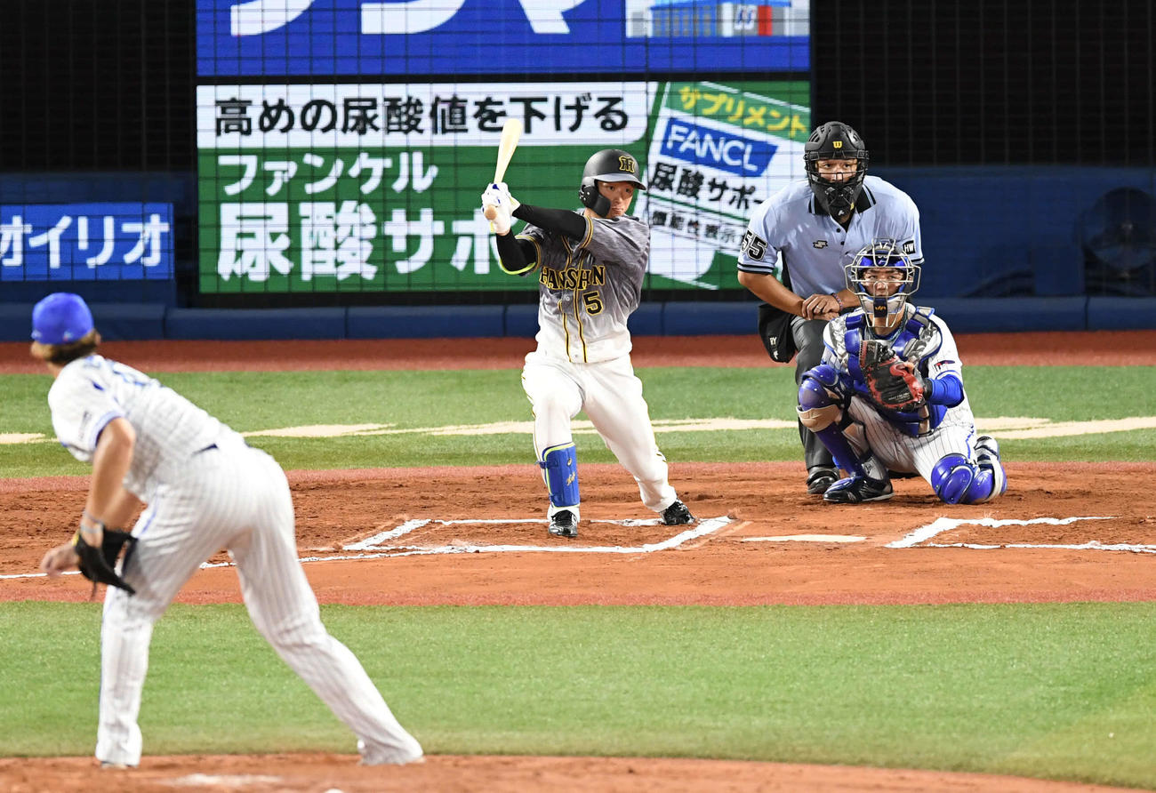 DeNA対阪神　6回表阪神無死、近本は左前打を放つ。投手国吉（撮影・山崎安昭）