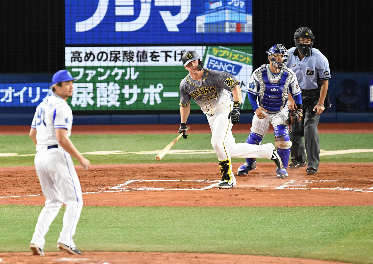 DeNA対阪神　6回表阪神無死一、二塁、サンズは左前適時打を放つ。投手国吉（撮影・山崎安昭）
