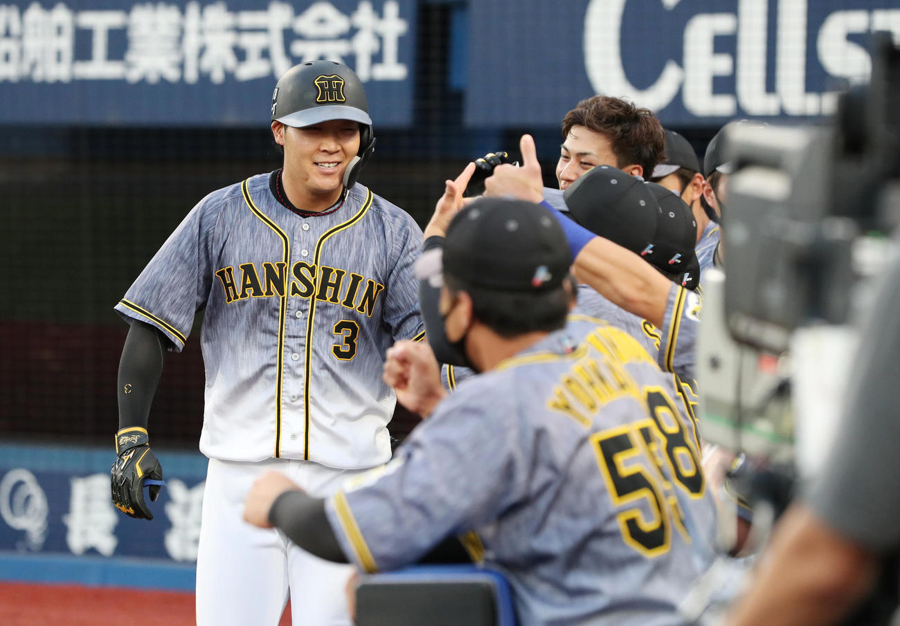 DeNA対阪神　2回表阪神無死、右越えに先制本塁打を放ち、ナインに迎えられる大山（左）（撮影・前田充）