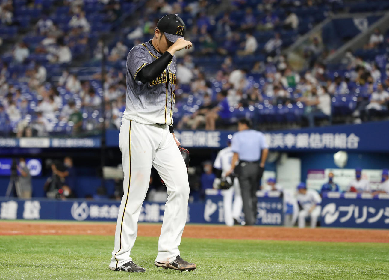 DeNA対阪神　4回裏、DeNAに勝ち越しを許し、うつむきながらベンチへ戻る岩貞祐太（撮影・前田充）