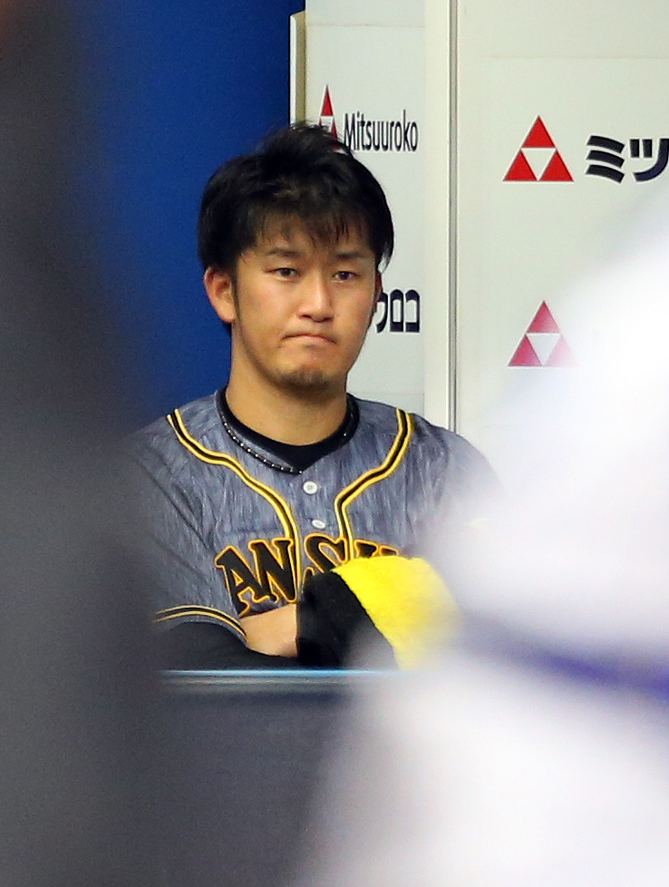DeNA対阪神　5回表、ベンチで口をへの字にする阪神岩貞（撮影・大野祥一）