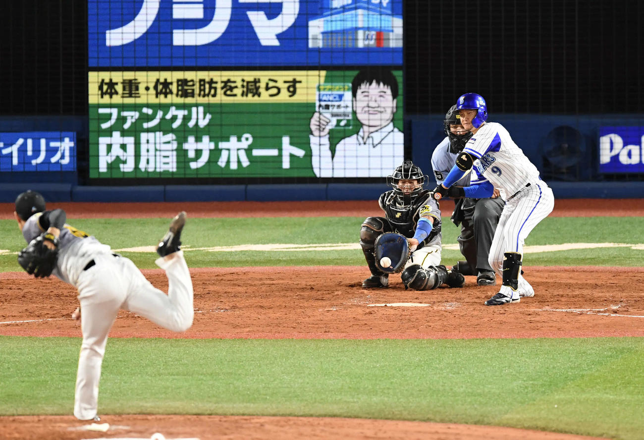 DeNA対阪神　5回裏DeNA1死満塁、大和は押し出し四球を選ぶ。投手望月（撮影・山崎安昭）