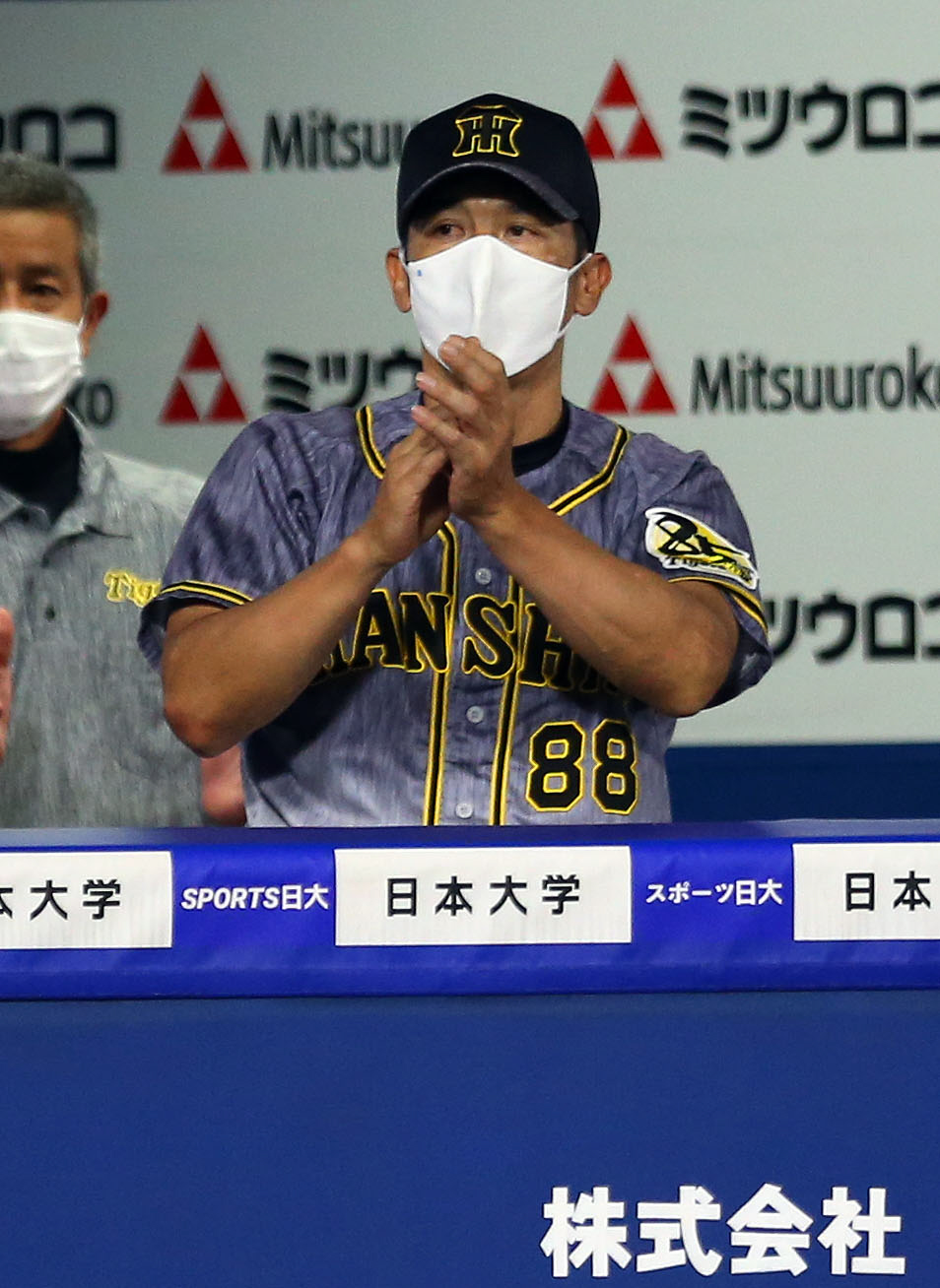 DeNA対阪神　7回表阪神1死三塁、中谷の遊ゴロの間に高山が生還し拍手する矢野監督（撮影・大野祥一）