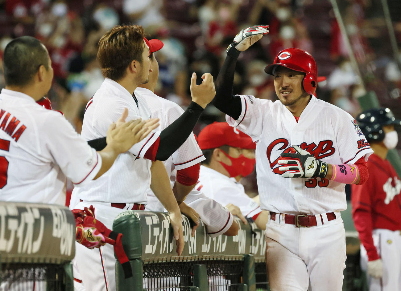 プロ野球広島対中日10回戦　8回裏広島2死満塁、代打の坂倉吾の中前2点適時打で菊池涼が生還（撮影・加藤孝規）