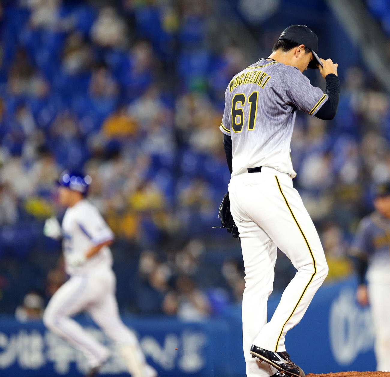 DeNA対阪神　5回裏DeNA1死、佐野（左）に本塁打を浴びる望月（撮影・大野祥一）