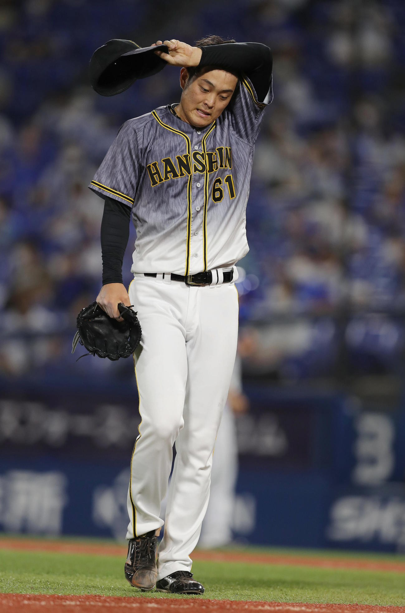 DeNA対阪神　5回裏、2番手で登板するも2失点し悔しそうに汗をぬぐいながらベンチへ戻る望月（撮影・前田充）