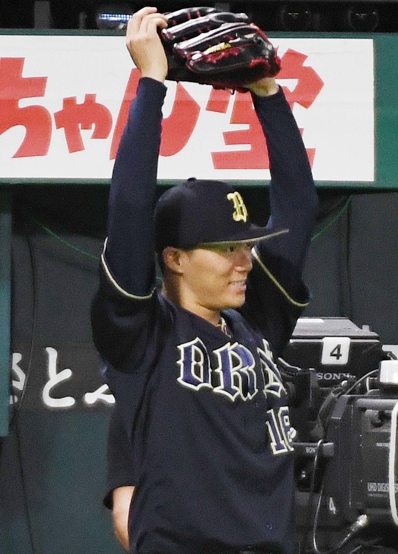 ソフトバンク対オリックス　5回表オリックス1死満塁、先発の山本由伸はT－岡田が逆転の満塁本塁打を放ちベンチ前でグラブを挙げる（撮影・今浪浩三）