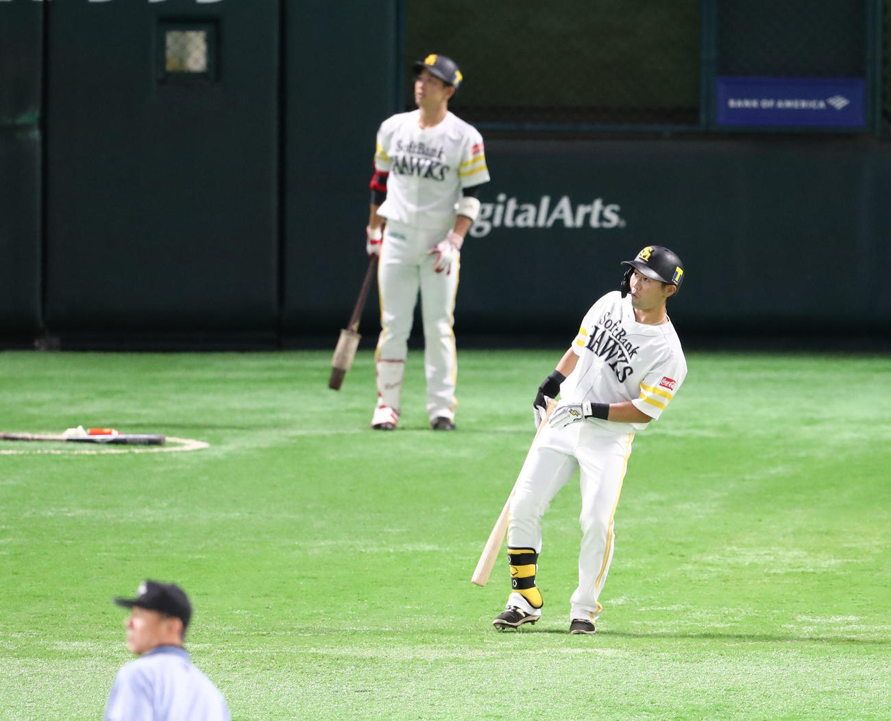 ソフトバンク対オリックス　1回裏ソフトバンク1死一塁、中村晃は右越えに先制2点本塁打を放つ、ポールすれすれでちょっととまって確認（撮影・梅根麻紀）