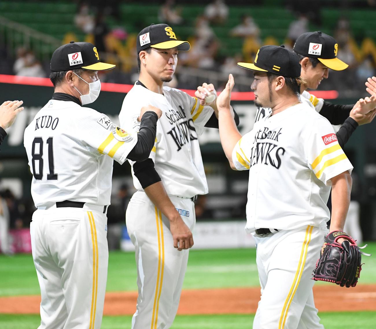 ソフトバンク対オリックス　4勝目を挙げた千賀滉大は森唯斗からウイニングボールを受け取る、左は工藤公康監督（撮影・今浪浩三）