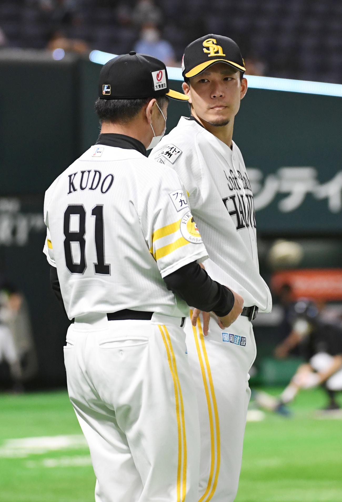 ソフトバンク対オリックス　4勝目を挙げた千賀滉大は工藤公康監督とタッチを交わす（撮影・今浪浩三）
