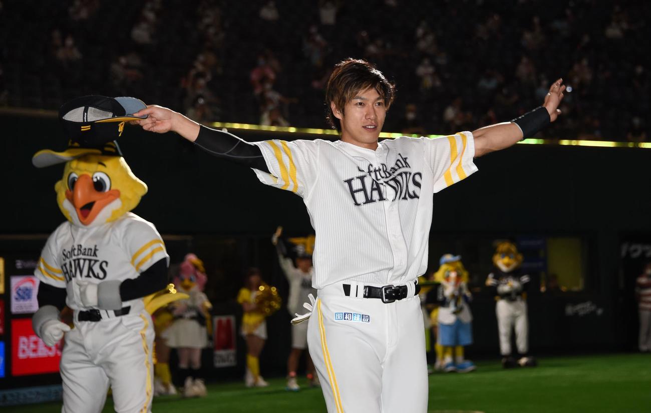 ソフトバンク対オリックス　ファンの声援に応える柳田悠岐（撮影・今浪浩三）