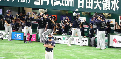 ソフトバンク対オリックス　5回表オリックス2死満塁、T－岡田は右中間に逆転となる満塁本塁打を放ちベンチのナインとグータッチ（撮影・梅根麻紀）