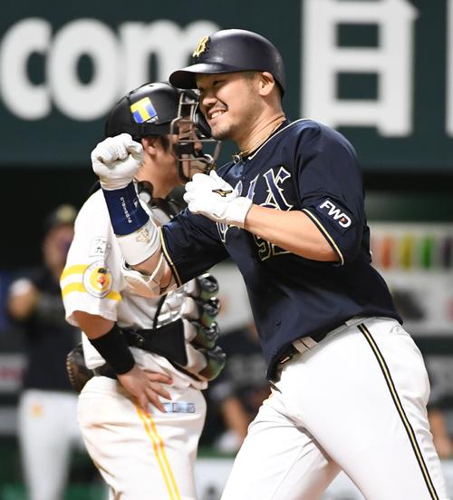 ソフトバンク対オリックス　5回表オリックス1死満塁、T－岡田は右越えに逆転の満塁本塁打を放ち笑顔で生還する（撮影・今浪浩三）