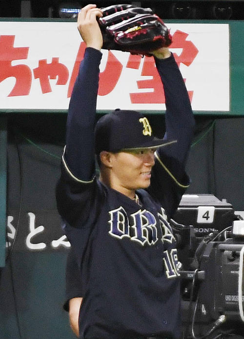 ソフトバンク対オリックス　5回表オリックス1死満塁、先発の山本由伸はT－岡田が逆転の満塁本塁打を放ちベンチ前でグラブを挙げる（撮影・今浪浩三）