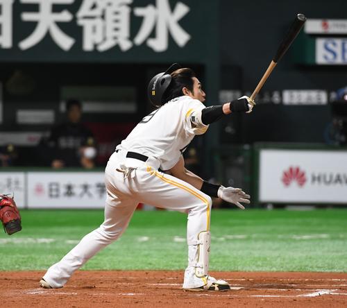 ソフトバンク対オリックス　6回裏ソフトバンク2死一、二塁、柳田悠岐はヘルメットを飛ばしながら右越えに逆転の3点本塁打を放つ（撮影・今浪浩三）