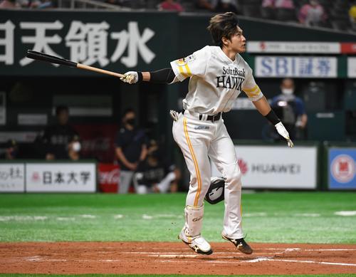 ソフトバンク対オリックス　6回裏ソフトバンク2死一、二塁、柳田はヘルメットを飛ばしながら右越えに3点本塁打を放つ（撮影・今浪浩三）