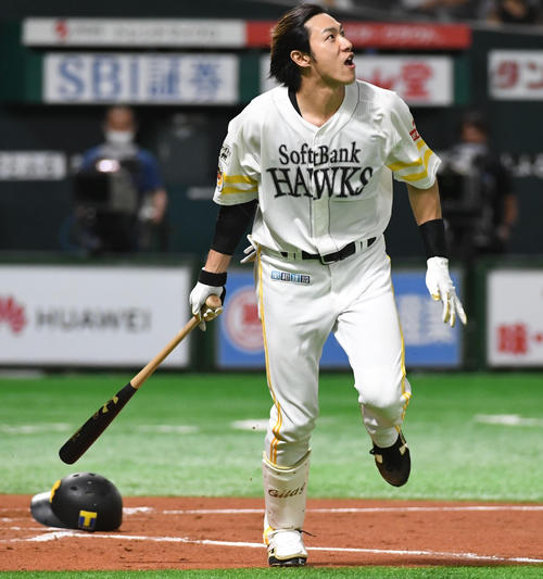 ソフトバンク対オリックス　6回裏ソフトバンク2死一、二塁、柳田悠岐はヘルメットを飛ばしながら右越えに逆転の3点本塁打を放つ（撮影・今浪浩三）
