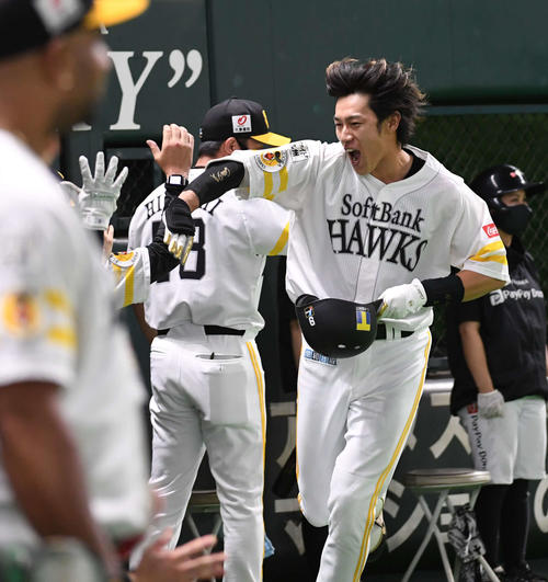 ソフトバンク対オリックス　6回裏ソフトバンク2死一、二塁、柳田悠岐は右越えに逆転の3点本塁打を放ちナインに迎えられる（撮影・今浪浩三）