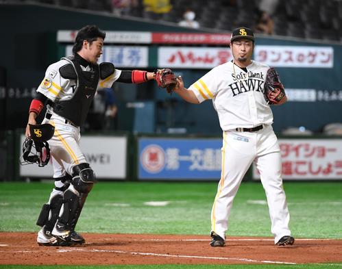 ソフトバンク対オリックス　9回を抑えた森唯斗は捕手の高谷裕亮（左）とタッチする（撮影・今浪浩三）