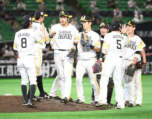 ソフトバンク対オリックス　勝利を飾りマウンドでタッチを交わす柳田悠岐（中央）らナイン（撮影・今浪浩三）