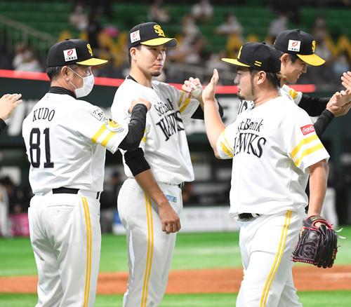 ソフトバンク対オリックス　4勝目を挙げた千賀滉大は森唯斗からウイニングボールを受け取る、左は工藤公康監督（撮影・今浪浩三）
