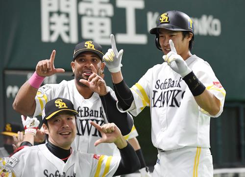 ソフトバンク対オリックス　2回裏ソフトバンク2死二塁、柳田悠岐は中越えに2点本塁打を放ちベンチ前でウラディミール・バレンティン、高谷裕亮に迎えられる（撮影・今浪浩三）