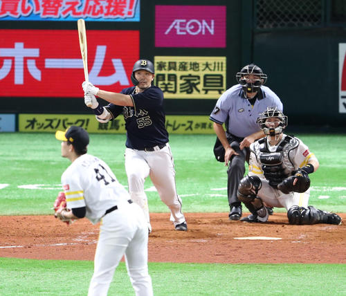 ソフトバンク対オリックス　5回表オリックス2死満塁、T－岡田は右中間に逆転となる満塁本塁打を放つ（撮影・梅根麻紀）