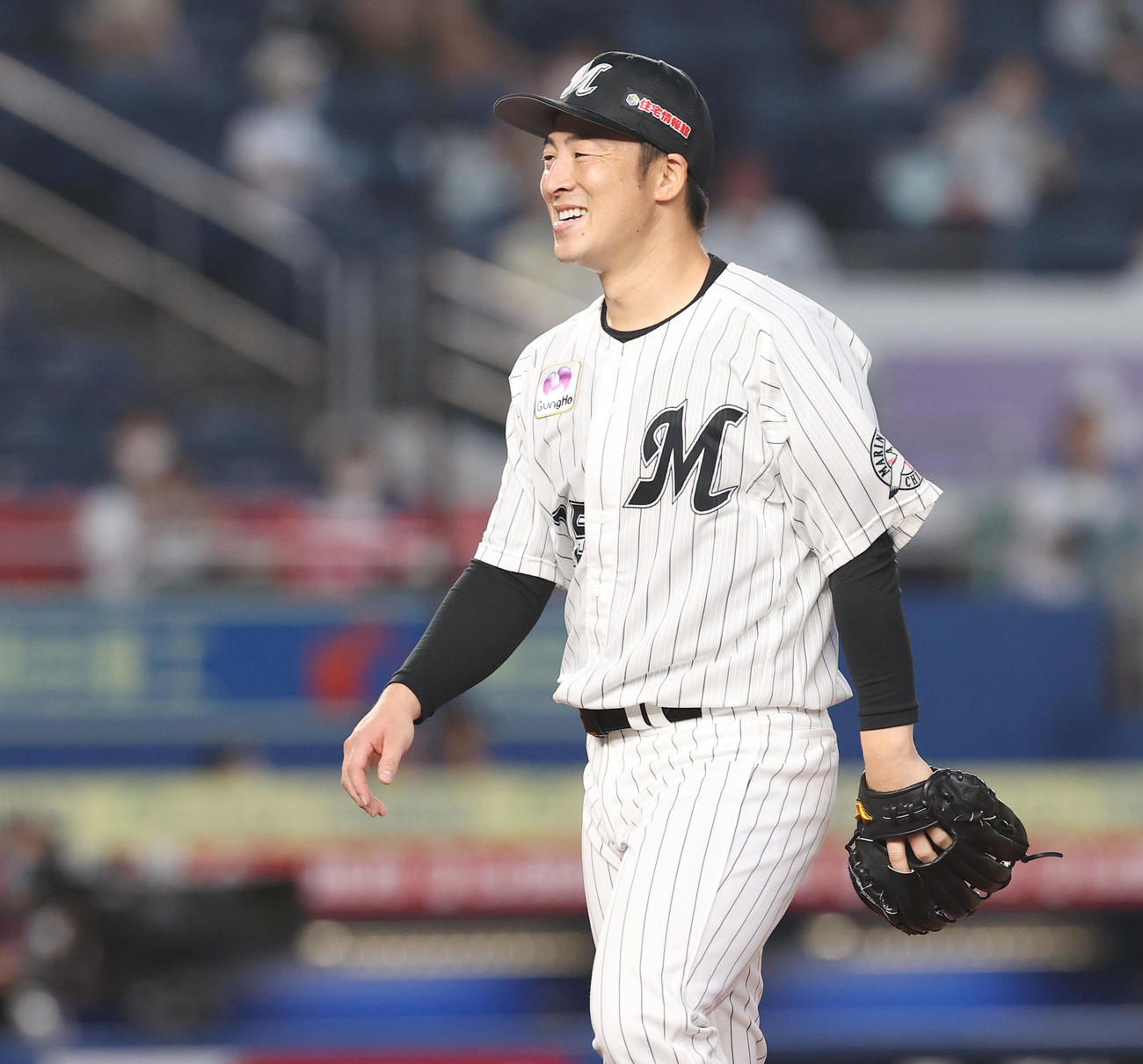 ロッテ対日本ハム　2回表日本ハの攻撃を無失点に抑え笑顔を見せるロッテ先発の美馬（撮影・垰建太）