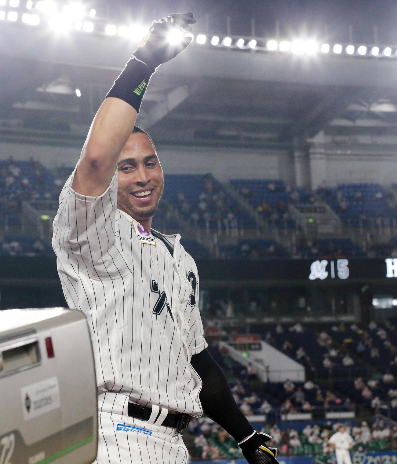 ロッテ対日本ハム　5回裏ロッテ2死一、三塁、逆転の右越え3点本塁打を放ったマーティンはファンの声援に笑顔で右手を挙げ応える（撮影・垰建太）