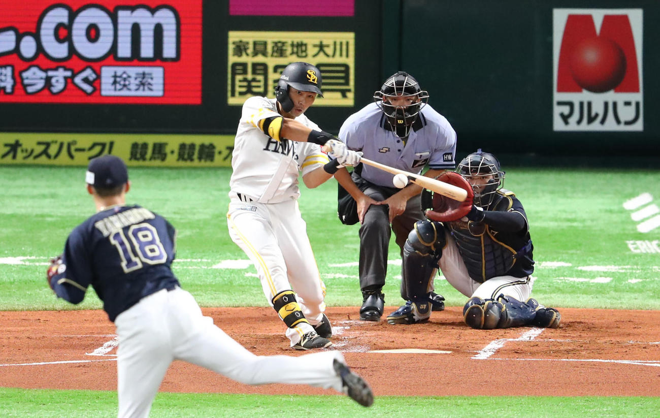ソフトバンク対オリックス　1回裏ソフトバンク1死一塁、中村晃は右越えに先制2点本塁打を放つ（撮影・梅根麻紀）