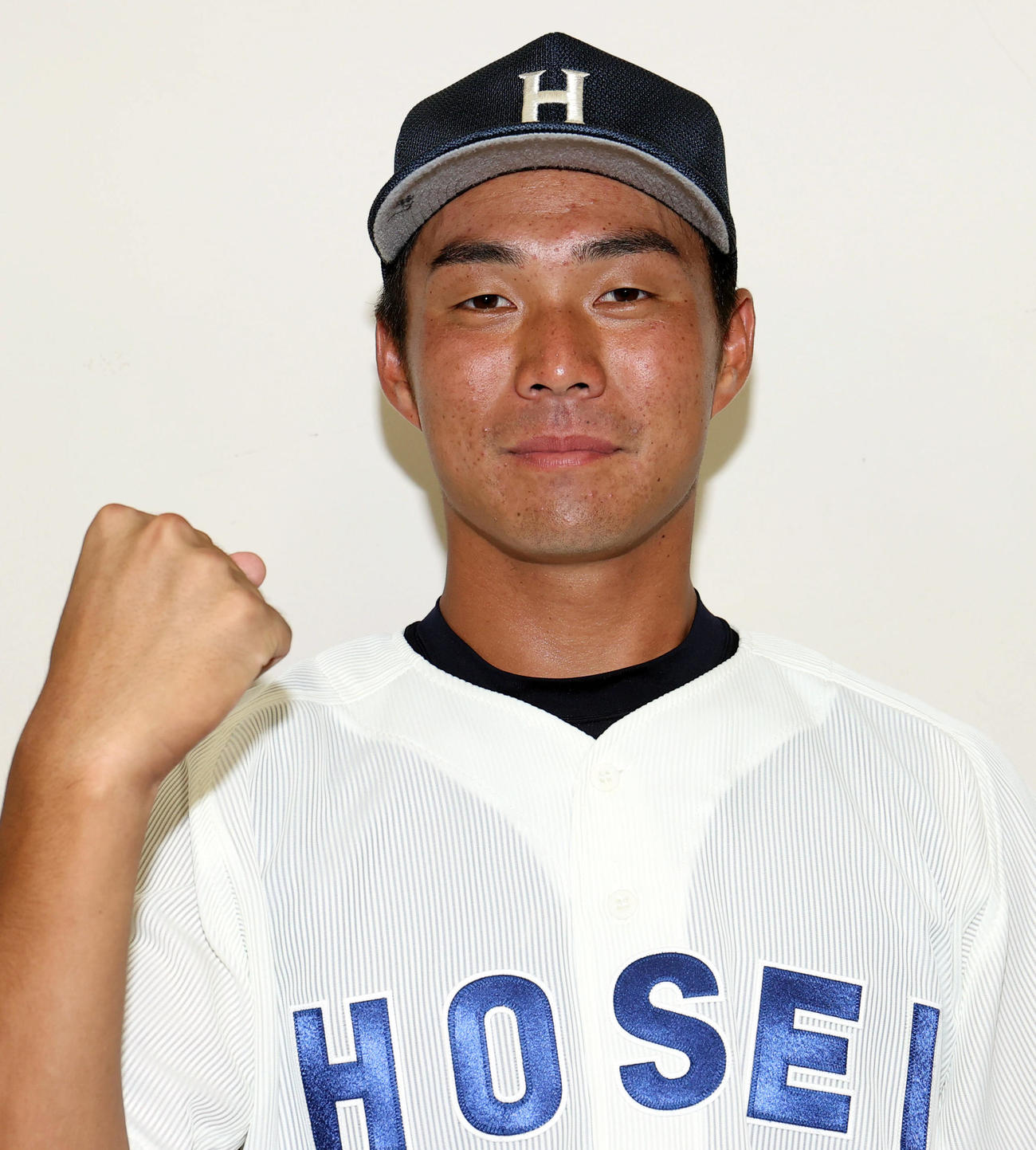 東大対法大　試合後、ガッツポーズで記念撮影する法大・村田（撮影・狩俣裕三）