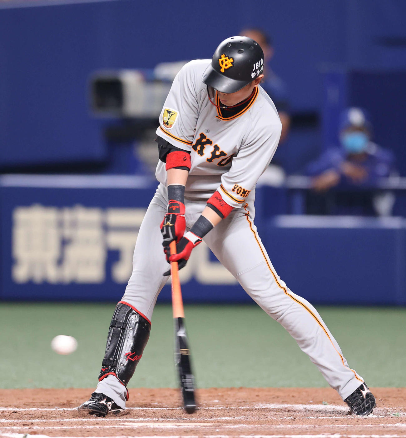 中日対巨人　7回表巨人1死満塁、中犠飛を放つ亀井（2020年8月9日撮影）