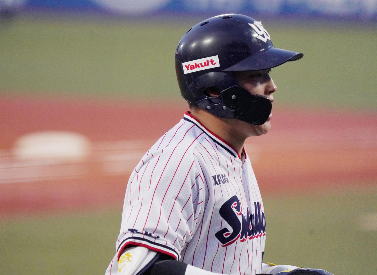 ヤクルト対DeNA　1回裏ヤクルト2死三塁、先制2点本塁打を放ち、ベンチ前でほえる村上（2020年8月8日撮影）
