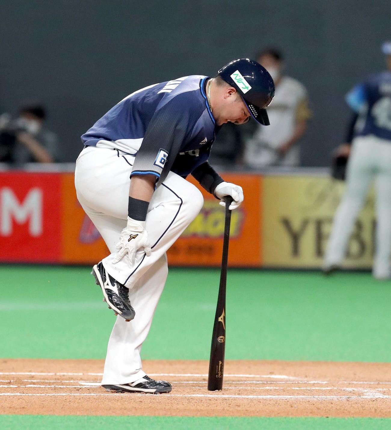 9日の日本ハム戦で三振後バランスを崩し右足に手をやる西武山川