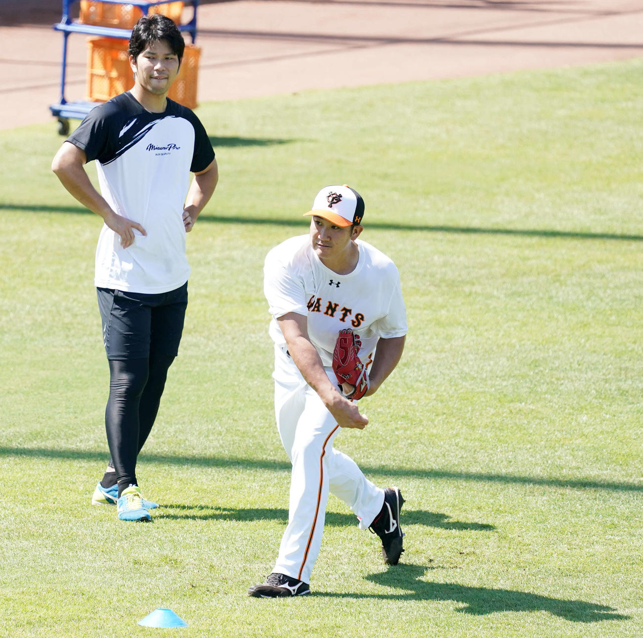 巨人大城（左）が見つめる中、キャッチボールする菅野（撮影・江口和貴）