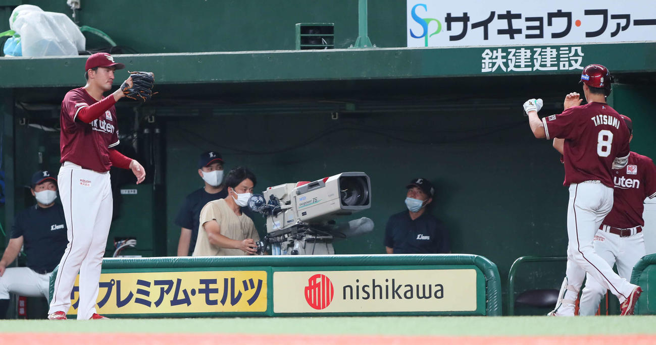 西武対楽天　2回表楽天2死一塁、右越え2点本塁打を放った辰己（右端）をエアタッチで迎える弓削（左端）（撮影・足立雅史）