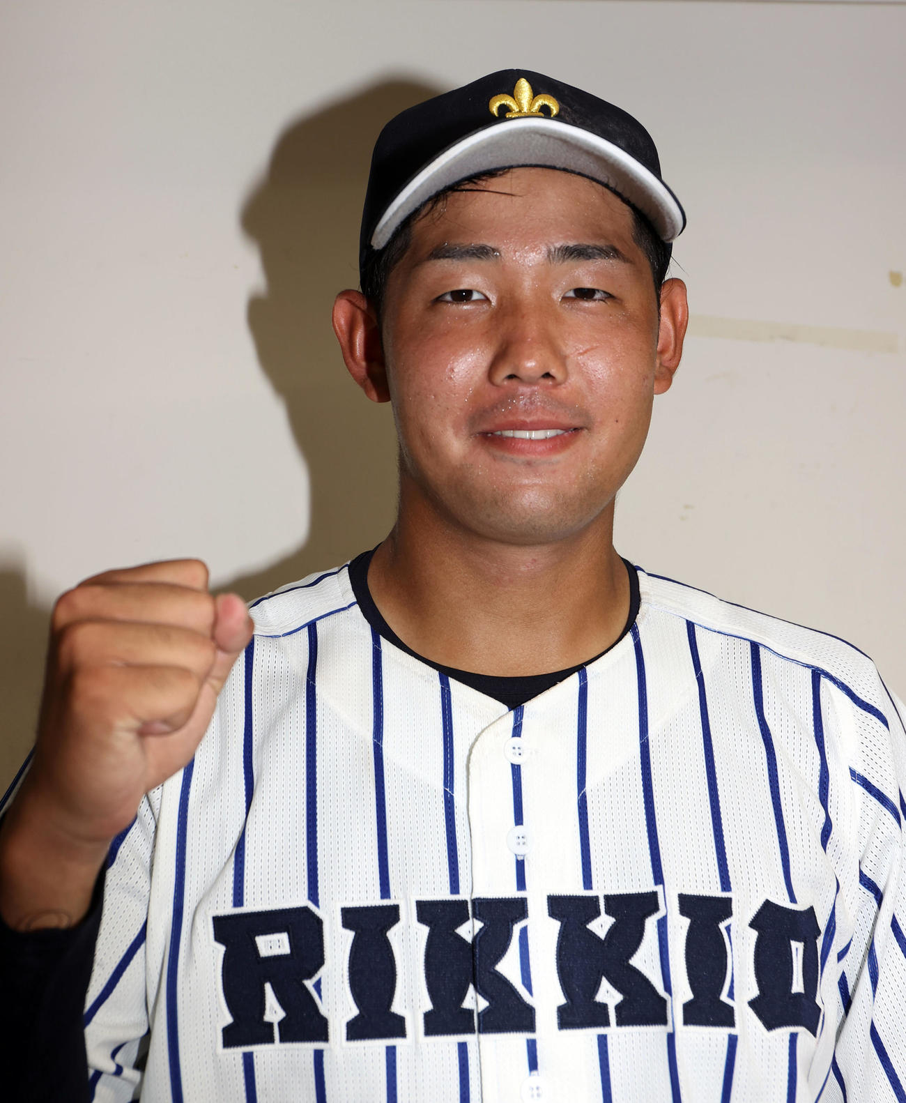 明大対立大　試合後、ガッツポーズで記念撮影する立大・池田陽（撮影・狩俣裕三）