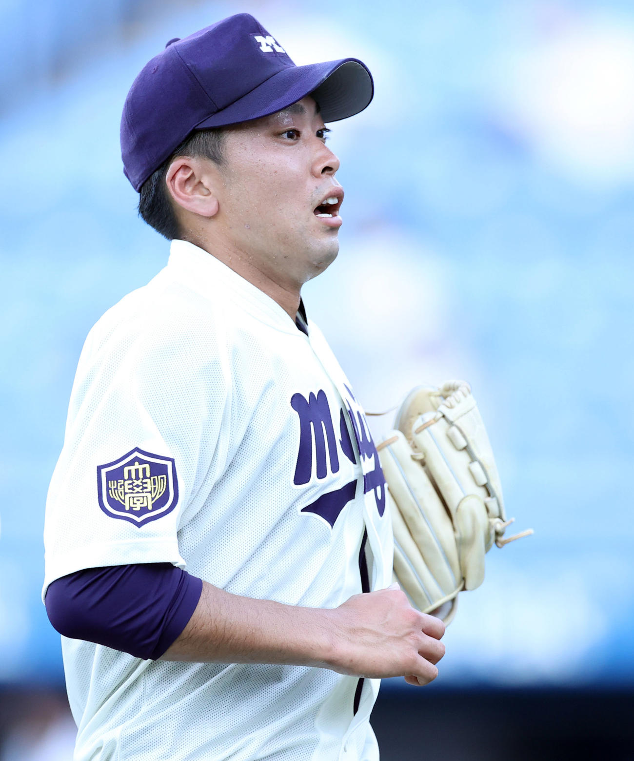 明大対立大　8回裏を終え、悔しそうな表情でベンチへ戻る明大・入江（撮影・狩俣裕三）